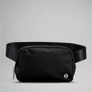 Lululemon TikTok famous belt bag in black!